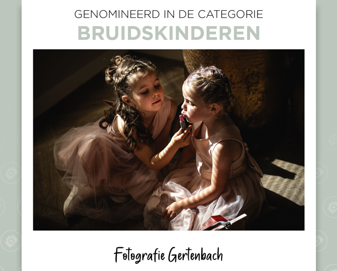Twee jonge bruidsmeisjes in roze jurken spelen met make-up in sfeervol licht – genomineerd voor de Bruidskinderen categorie van de Bruid Foto Award 2025, Fotografie Gertenbach.