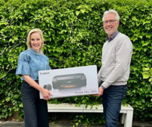 Barbara van BYBAR fotografie ontvangt een Canon PIXMA PRO-200S uitgegeven door Remco Rutgers van Bruidmedia.