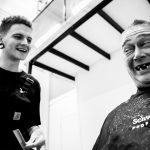 Portret van een kapper die een zich amuserende klant knipt, gefotografeerd door Isabelle Hattink voor haar project De Straatkapper.